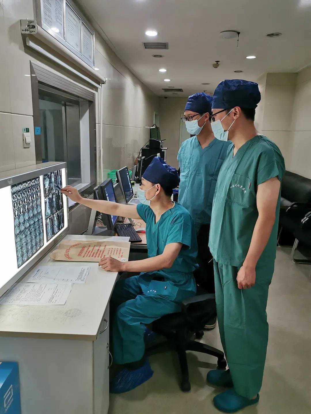 孕期罹患凶险“心病”母子同遇险，医生45分钟微创施术 大小均平安